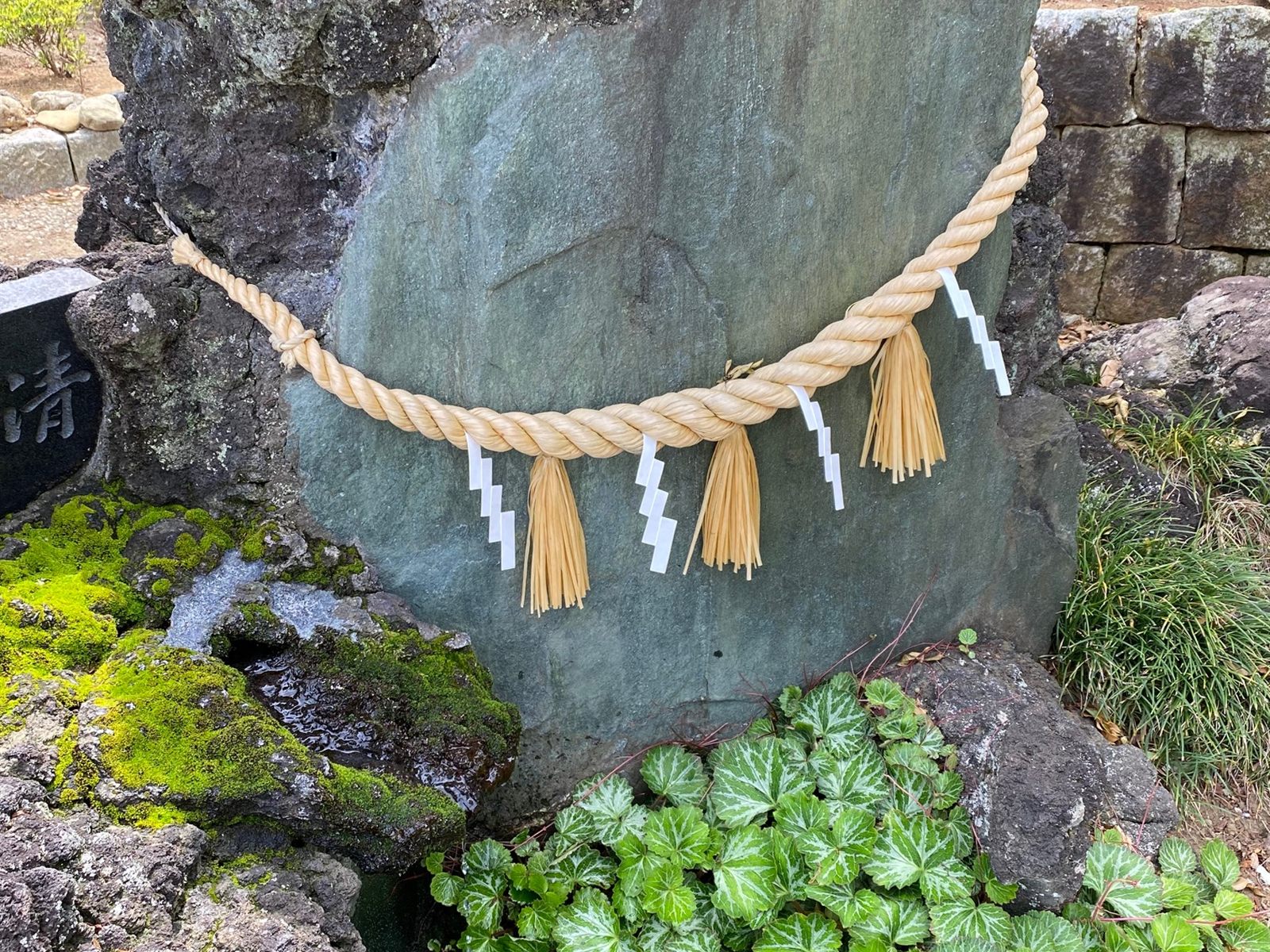注連縄が掛けられた石